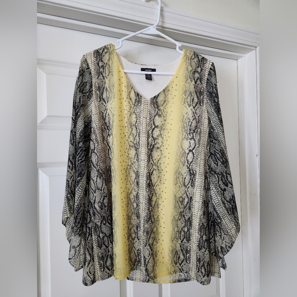 ALFANI Ladies XL Dressy Top with Flowy sleeves and silver tiny studs on front